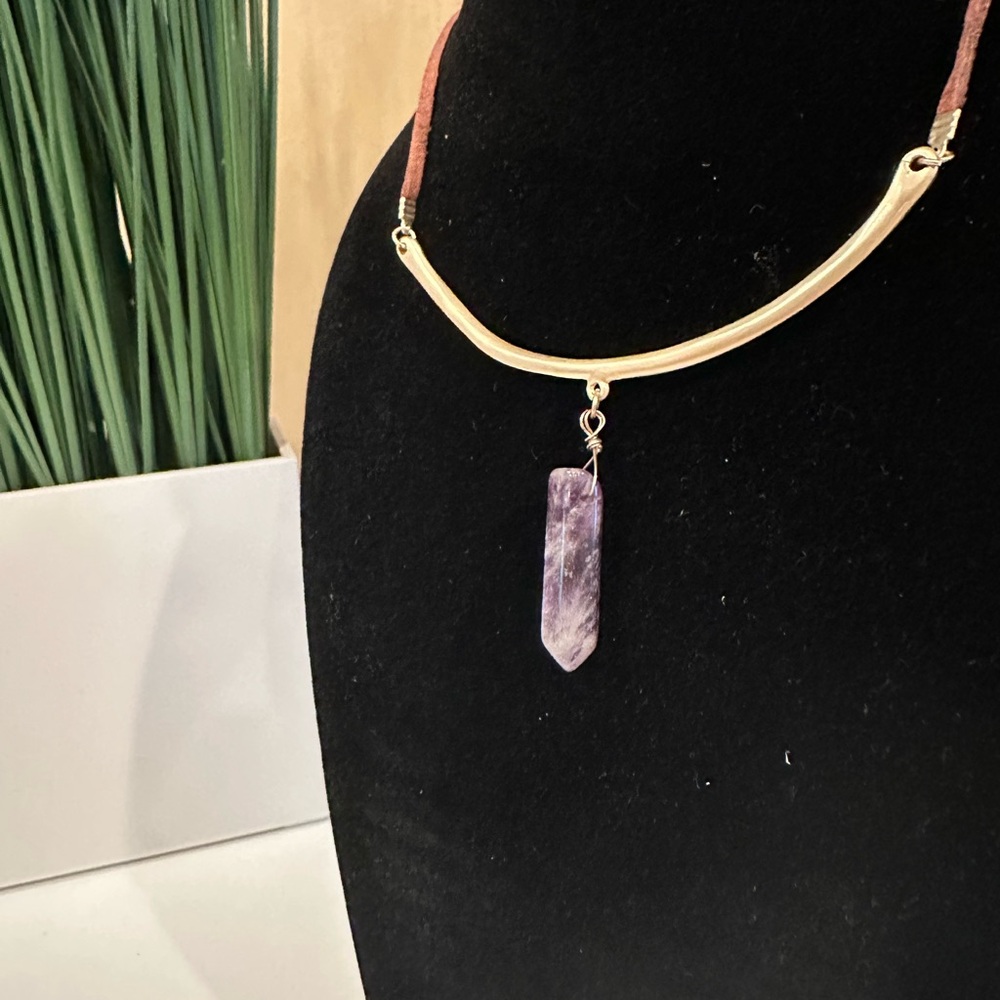 Elegant Gold Necklace with Amethyst Pendant